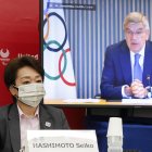 La presidenta del comité organizador de los JJ.OO. Tokio 2020, Seiko Hashimoto (izquierda) y el presidente del COI, Thomas Bach (en pantalla).