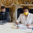 Emmanuel Macron (izq.), junto a la ministra de Cultura francesa, Roselyne Bachelot (der.), durante una reunión con propietarios de clubes nocturnos.