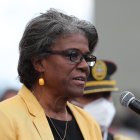 En la imagen un registro de la embajadora de EE.UU. para la ONU, Linda Thomas-Greenfield (c), quien anunció este lunes una próxima entrega de más de 25 millones de dólares a Ecuador en el marco de una nueva asistencia a migrantes y refugiados venezolanos.