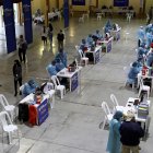 Vista general de una jornada de vacunación contra la covid-19 para personas con discapacidad y adultos mayores en el Centro de Exposiciones en Quito (Ecuador).