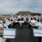 El maestro David Harutyunyan junto a la Filarmónica, en La Chocolatera. Allí arrancaron los conciertos itinerantes.