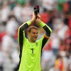 El portero Manuel Neuer de Alemania reacciona después de la ronda preliminar del grupo.