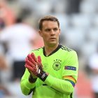 Neuer con su brazalette arcoíris.