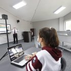 En La Moderna el profesor transmite la clase que está dando en el aula para los que están en  casa.