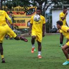 Alternativa. Gabriel Cortez (c), mediocampista amarillo, tendría la oportunidad de jugar desde el inicio debido a la ausencia de Damián Díaz, que está en la Tricolor.