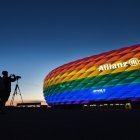 Dieter Reiter, alcalde de Múnich, solicitó iluminar el estadio Allianz Arena con los colores del arco iris.