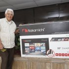 Suscriptor. Instante en el que Édgar Salazar recibió su premio en EXPRESO. La visita la realizó la tarde de ayer.