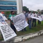 Plantón. Usuarios afectados por cobros injustificados se acercaron este martes y manifestaron sus reclamos en los exteriores de CNEL, en Guayaquil.