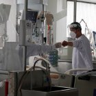 Empleados de la salud trabajan en una unidad de cuidados intensivos de covid-19.