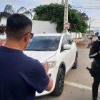 Momento en que los agestes atendieron a uno de los afectados de los robos.