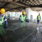 Trabajo. Un grupo de obreros retira, con agua y jabón, el hollín de los vidrios que no se afectaron en las protestas violentas de octubre de 2019.