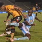 Joshué Quiñónez (izquierda) es uno de los jóvenes zagueros centrales de Barcelona. Él será titular en la final de la Supercopa Ecuador y se perfila para el Clásico del Astillero.