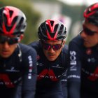 Richard Carapaz (c), ciclista ecuatoriano del Ineos, en un recorrido en Brest para la presentación del Tour de Francia.