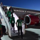 La selecciones a nivel mundial deben trasladarse para jugar y hay futbolistas que pasan más tiempo en un avión que en una cancha.