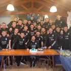 Lionel Messi con una torta y sus compañeros de la selección argentina.