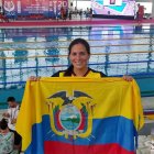 María Verónica Córdova muestra con orgullo la bandera tricolor tras lograr la medalla de bronce en Serbia.