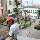 Escalinatas. Este acceso al cerro Santa Ana es uno de los atractivos de la ciudad. El turista aún no regresa.