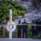 Agentes de la Policía custodian los alrededores del edificio de 12 pisos parcialmente colapsado.