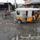 Peatones y conductores peligran al transitar por las calles dañadas de varios sectores de la Florida Norte.