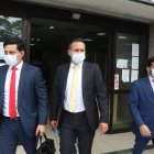 Alfredo Arboleda (i), defensor de Jacobo Bucaram Pulley, sostuvo que la jueza difirió la audiencia por pedido de un abogado.