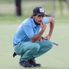 Rafael Miranda analiza el tiro a realizar en el hoyo 18 del torneo que se desarrolla en Quito