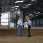 El gerente de la empresa Bioconversión, Mauricio Laniado; y el presidente de la ZEDE del Litoral, Sergio Flores, durante un recorrido por la planta en construcción.
