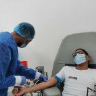 Pedido. A los centros médicos de la Cruz Roja, en la ciudad de Quito, acuden ciudadanos que ya fueron inmunizados para solicitar los test.