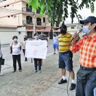 Protesta. Vecinos de Urdenor 1, durante el plantón, la mañana de ayer.