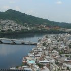 Aspecto. A lo largo de la avenida Barcelona se puede ver, desde el aire, el contraste del desarrollo urbanístico con ramales de manglar existentes.