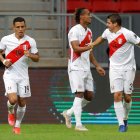 André Carrillo (c), es felicitado luego de marcar el gol de la victoria de los del Rímac.