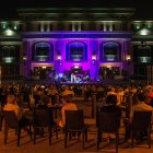 Los actores Ana Passeri y Fabo Doja (al fondo) fueron registrados, durante una presentación de una obra de teatro al aire, en los exteriores del teatro Sánchez Águila, en la ciudad de Saborondón (Ecuador).