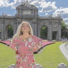 La frescura de sus looks es una de sus características. Y así se despidió de la ciudad de la mítica Puerta de Alcalá.