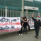 La mamá de Lisbeth Baquerizo realizó un plantón para pedir la celeridad y transparencia en la investigación.