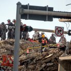 Rescatistas fueron registrados este lunes al trabajar en la zona en la que un edifico de doce plantas se derrumbó la semana pasada en Surfside (Florida, EE.UU.).