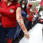 Más de una docena de maestros se pincharon las venas y derramaron sangre con la que escribieron consignas en defensa de la vigencia de la reforma a la LOEI suspendida por la Corte Constitucional.