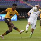 Joshue Quiñonez (i), defensa de Barcelona, es una de las alternativas para reemplazar a Riveros en caso de que no llegue al Clásico.