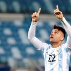 Lautaro Martínez de Argentina celebra un gol hoy, en un partido del grupo A entre Bolivia y Argentina de la Copa América en el estadio Arena Pantanal en Cuiabá (Brasil).
