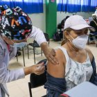 Imagen de una jornada de vacunación en la ciudad de Manta. Salud anunció este 29 de junio que adelanta las fases y edades de la población objetiva a vacunar.