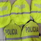 Los sospechosos habrían despojado de su dinero a una persona que salió de una agencia bancaria. Se les encontró armas de fuego.