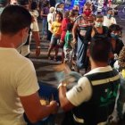 Jóvenes profesionales reparten los víveres a las personas que habitan en la calle.