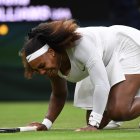 Serena Williams muestra dolor tras sufrir una dolencia en su tobillo.