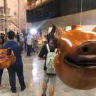 El Museo Nahim Isaías acoge una parte de las creaciones de la Bienal Nómades, como ‘Soy un puerco y los demás también’.