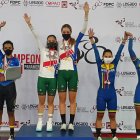 Dayana Aguilar y Miryam Núñez (d) en el podio del Campeonato Panamericano de ciclismo de pista.