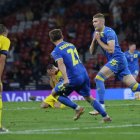 El atacante Artem Dovbyk (d) celebra luego de marcar el tanto de la clasificación.