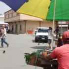 Hecho. Los exteriores de los mercados están tomados por los jóvenes.