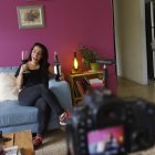 Bethania en un trascámaras de uno de sus videos, en la sala de su casa.