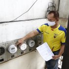 Revisión. La CNEL anunció la inspección de los medidores de usuarios que registran cobros excesivos en las planillas de luz. JIMMY NEGRETE