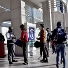 Institución. Ayer, en el edificio matriz de la Contraloría, en Quito, los funcionarios hacían fila para ingresar a sus labores.