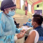 Los trabajadores de las empresas de áreas estratégicas ya han recibido la vacunación contra la Covid-19. En la imagen, personal de CNEL de la provincia de Santa Elena.