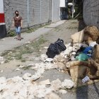 Los peatones caminan por los callejones olvidados y peligrosos con mucha precaución para no ser violentados.